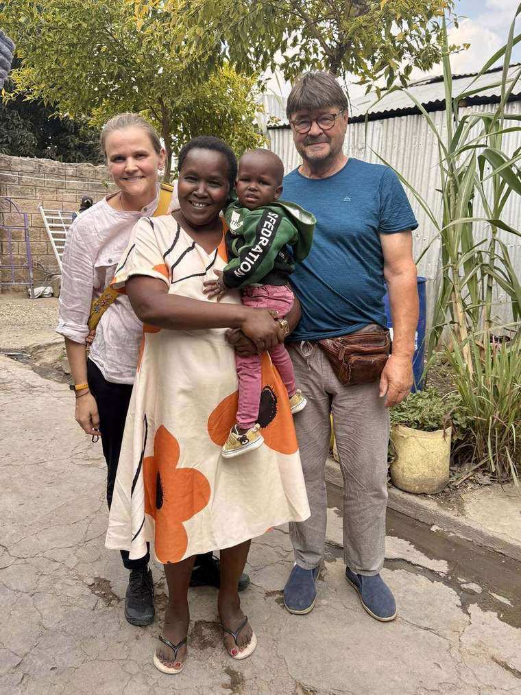 Christin, Serah mit einem Kleinkind und Christins Vater Matthias im Hof
