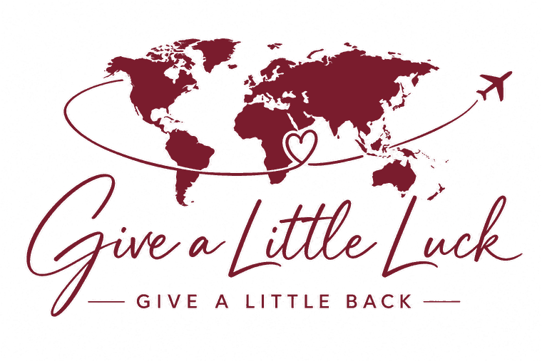 Give a Little Luck – Give a little back. Weltkarte mit Flugroute und Herz über Afrika
