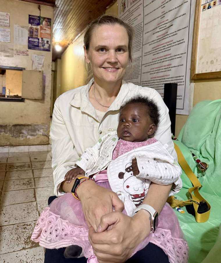 Christin mit einem Baby auf dem Schoß