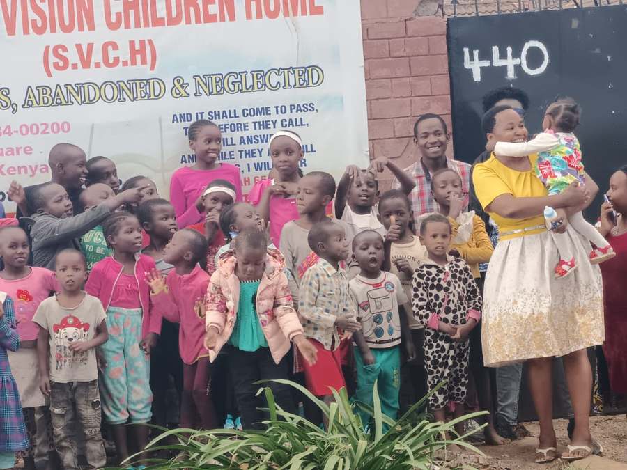 Die Kinder des Children's Home vor dem Eingang
