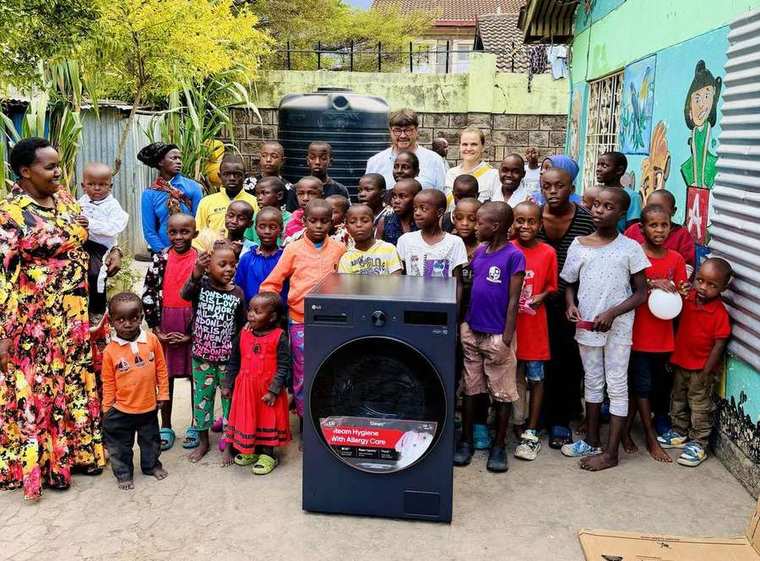Serah, Christin und ihr Vater Matthias mit den Kindern des Children's Home und der neuen Waschmaschine