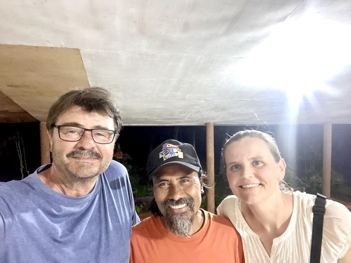 Christin und ihr Vater Matthias mit einem Mann aus dem Kinderheim